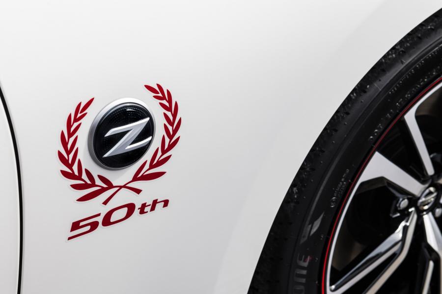 Логотип Nissan 370Z 50th Anniversary (Z34) 2019 года  (NA) (фото 24 из 29)